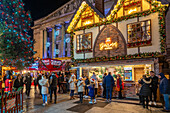 Blick auf das Rathaus und den Weihnachtsmarkt auf dem Old Market Square in der Abenddämmerung, Nottingham, Nottinghamshire, England, Vereinigtes Königreich, Europa