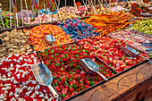 Süßigkeiten zum Verkauf an einem Stand auf dem Weihnachtsmarkt, Liverpool City Centre, Liverpool, Merseyside, England, Vereinigtes Königreich, Europa