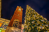Blick auf den Uhrenturm der Victoria Station und den Weihnachtsbaum in der Abenddämmerung, Nottingham, Nottinghamshire, England, Vereinigtes Königreich, Europa