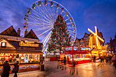 Blick auf Riesenrad und Weihnachtsmarkt auf dem Old Market Square in der Abenddämmerung, Nottingham, Nottinghamshire, England, Vereinigtes Königreich, Europa