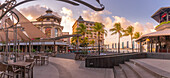 Blick auf den Place du Caudan in der Caudan Waterfront in Port Louis bei Sonnenuntergang, Port Louis, Mauritius, Indischer Ozean, Afrika