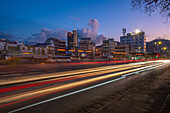 Blick auf Lichterketten und Skyline von Port Louis in der Abenddämmerung, Port Louis, Mauritius, Indischer Ozean, Afrika
