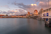 Blick auf die Caudan Waterfront in Port Louis bei Sonnenuntergang, Port Louis, Mauritius, Indischer Ozean, Afrika