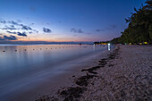 Blick auf den öffentlichen Strand von Mon Choisy in der Abenddämmerung, Mauritius, Indischer Ozean, Afrika