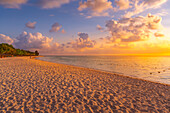 Blick auf den öffentlichen Strand von Le Morne bei Sonnenuntergang, Le Morne, Bezirk Riviere Noire, Mauritius, Indischer Ozean, Afrika