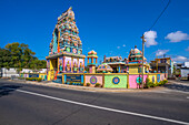 Blick auf den Sri Draubadi Ammen Hindu-Tempel an einem sonnigen Tag, Mauritius, Indischer Ozean, Afrika