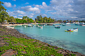 Blick auf Grand Baie und den türkisfarbenen Indischen Ozean an einem sonnigen Tag, Mauritius, Indischer Ozean, Afrika