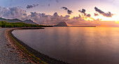Blick auf Le Morne von Case Noyale bei Sonnenuntergang, Le Morne, Riviere Noire District, Mauritius, Indischer Ozean, Afrika