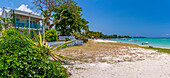 Blick auf den Strand von Trou-aux-Biches und den türkisfarbenen Indischen Ozean an einem sonnigen Tag, Trou-aux-Biches, Mauritius, Indischer Ozean, Afrika