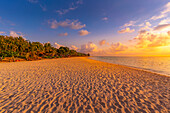 Blick auf den öffentlichen Strand von Le Morne bei Sonnenuntergang, Le Morne, Bezirk Riviere Noire, Mauritius, Indischer Ozean, Afrika