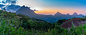 Blick auf Long Mountains bei Sonnenuntergang nahe Beau Bois, Mauritius, Indischer Ozean, Afrika