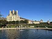 Menschen sitzen im Tuilerienpark in der Nähe des Louvre, Paris, Frankreich, Europa