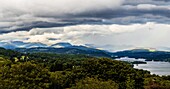 Panoramablick von den Finsthwaite Heights auf die nördlichen Fjälls jenseits von Windermere, Lake District National Park, UNESCO-Weltkulturerbe, Cumbria, England, Vereinigtes Königreich, Europa