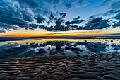 Blick bei Sonnenuntergang auf die Irische See, Furness-Halbinsel und Cumbrian Coast, Sandy Gap, Walney Island, Lancashire, England, Vereinigtes Königreich, Europa