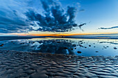 Sonnenuntergang von Sandy Gap auf Walney Island, Blick auf die ferne Black Combe über die Irische See, Duddon Estuary und Cumbrian Coast, Walney Island, Lancashire, England, Vereinigtes Königreich, Europa