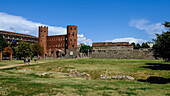 Das Palatinische Tor (Porta Palatina), ein Stadttor aus der Römerzeit, die Porta Principalis Dextra (rechtes Haupttor) der antiken Stadt, das den Zugang durch die Julia Augusta Taurinorum-Mauern von der Nordseite her ermöglicht, Turin, Piemont, Italien, Europa