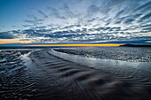 Blick bei Sonnenuntergang von Sandy Gap, Walney Island, auf die ferne Irische See und Black Combe, Walney Island, Lancashire, England, Vereinigtes Königreich, Europa