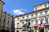 Blick auf die Piazza Palazzo di Citta, ein zentraler Platz, der an der Stelle der antiken römischen Stadt errichtet wurde, und Standort des Palazzo Civico, Turin, Piemont, Italien, Europa