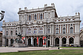 Blick auf die Rückfassade des Palazzo Carignano aus dem 19. Jahrhundert, UNESCO-Weltkulturerbe, in dem das Museum des Risorgimento untergebracht ist, Piazza Carlo Alberto, Turin, Piemont, Italien, Europa