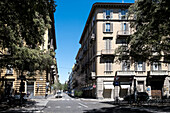 Blick auf typische Straßen am Corso Guglielmo Marconi, mit dem ikonischen Gebäude Mole Antonelliana in der Ferne, Turin, Piemont, Italien, Europa