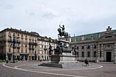 Blick auf das Denkmal von Carlo Alberto auf der Piazza Carlo Alberto mit der Nationalen Universitätsbibliothek von Turin (BNUTO ) im Hintergrund, Turin, Piemont, Italien, Europa