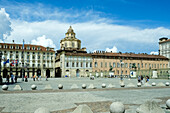 Blick auf die Piazza Castello, einen prominenten Platz mit mehreren bedeutenden architektonischen Komplexen und einer Reihe von eleganten Säulengängen und Fassaden, Turin, Piemont, Italien, Europa