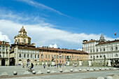 Blick auf die Piazza Castello, einen prominenten Platz mit mehreren bedeutenden architektonischen Komplexen und einer Reihe von eleganten Säulengängen und Fassaden, Turin, Piemont, Italien, Europa