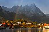 Ballstad mit Regenbogen bei Sonnenaufgang, Vestvagoy, Nordland, Lofoten Inseln, Norwegen, Skandinavien, Europa