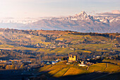 Grinzane Cavour und Monviso bei Sonnenaufgang im Herbst, Cuneo, Langhe und Roero, Piemont, Italien, Europa