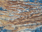 Abstrakte Luftaufnahme einer Drohne von einem Wüstengebiet in der Nähe von Big Water an einem sonnigen Sommertag, Utah, Vereinigte Staaten von Amerika, Nordamerika