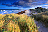 Bamburgh Castle und Strand, Northumberland, England, Vereinigtes Königreich, Europa