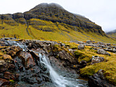 Wasserfall bei Nordradalur, Streymoy, Färöer Inseln, Dänemark, Nordatlantik