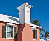 Typische Bermuda-Architektur, in Pastellfarben gestrichenes Gebäude mit weißem Stufendach zum Auffangen von Regenwasser für die Speicherung in unterirdischen Tanks, Bermuda, Nordatlantik, Nordamerika
