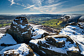 Das Edale Valley von der Felsformation Ringing Roger im Winter, Kinder Scout, Peak District National Park, Derbyshire, England, Vereinigtes Königreich, Europa