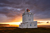 Ein Leuchtturm in Dyrholaey an der Südküste von Island, Polarregionen