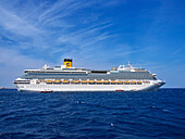 Kreuzfahrtschiff vor der Küste der Insel Mykonos, Kykladen, Griechische Inseln, Griechenland, Europa