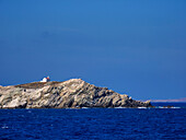 Kirche des Heiligen Georg auf der kleinen Insel Mpaos bei Mykonos, Kykladen, Griechische Inseln, Griechenland, Europa