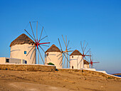 Windmühlen von Chora bei Sonnenaufgang, Mykonos-Stadt, Insel Mykonos, Kykladen, Griechische Inseln, Griechenland, Europa