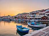 Boote im Hafen von Pythagoreio, Abenddämmerung, Insel Samos, Nord-Ägäis, Griechische Inseln, Griechenland, Europa