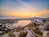 Kirche des Propheten Elias oberhalb der Stadt Agia Marina bei Sonnenuntergang, Insel Leros, Dodekanes, Griechische Inseln, Griechenland, Europa