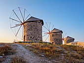 Windmühlen von Patmos Chora bei Sonnenuntergang, Insel Patmos, Dodekanes, Griechische Inseln, Griechenland, Europa