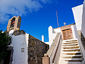 Weißgetünchte Kirchen von Patmos Chora, Blick von unten, Insel Patmos, Dodekanes, Griechische Inseln, Griechenland, Europa