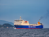 Blue Star Fähre bei der Ankunft im Hafen von Samos Stadt, Insel Samos, Nord Ägäis, Griechische Inseln, Griechenland, Europa