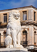 Löwenstatue am Hauptplatz von Pythagora, Samos-Stadt, Insel Samos, Nord-Ägäis, Griechische Inseln, Griechenland, Europa