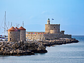 Windmühlen und die Festung des Heiligen Nikolaus, Rhodos-Stadt, Insel Rhodos, Dodekanes, Griechische Inseln, Griechenland, Europa