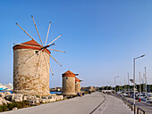 Windmühlen am Hafen von Mandraki, Rhodos-Stadt, Insel Rhodos, Dodekanes, Griechische Inseln, Griechenland, Europa