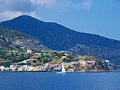 Segelboot vor der Küste der Insel Nisyros, Dodekanes, Griechische Inseln, Griechenland, Europa