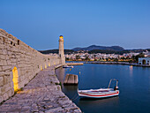 Leuchtturm am alten venezianischen Hafen, Abenddämmerung, Stadt Rethymno, Region Rethymno, Kreta, Griechische Inseln, Griechenland, Europa