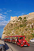 Straßenzugfahrt zum venezianischen Schloss Fortezza, Stadt Rethymno, Region Rethymno, Kreta, Griechische Inseln, Griechenland, Europa