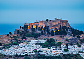 Blick auf die Akropolis von Lindos in der Abenddämmerung, Insel Rhodos, Dodekanes, Griechische Inseln, Griechenland, Europa